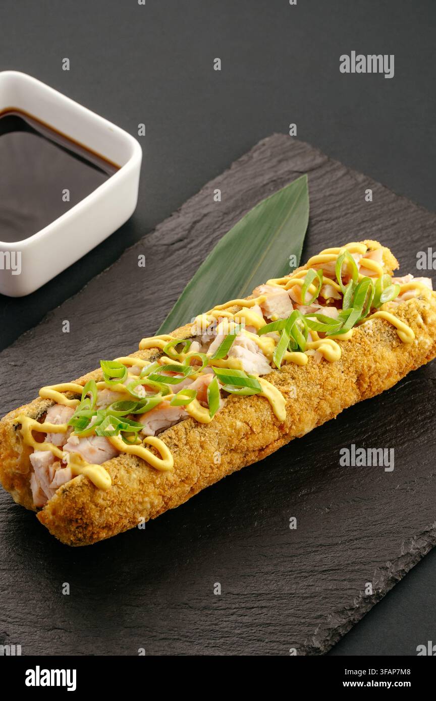 Knusprig gebratener Sushi-Hotdog mit Sojasauce Stockfoto