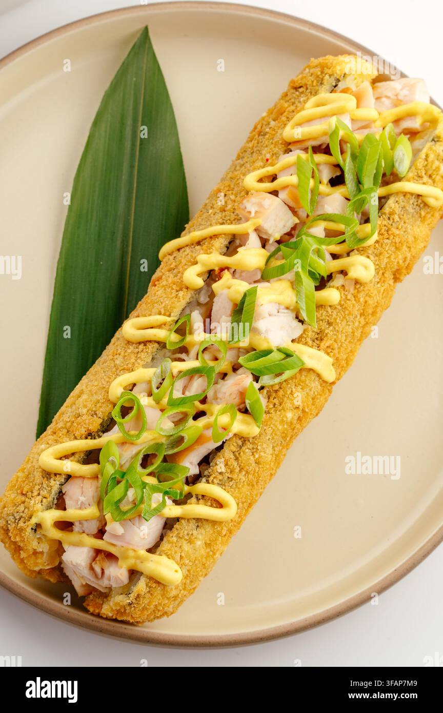 Knusprige tiefgebratene Sushirolle mit Meeresfrüchte-Garnitur Stockfoto