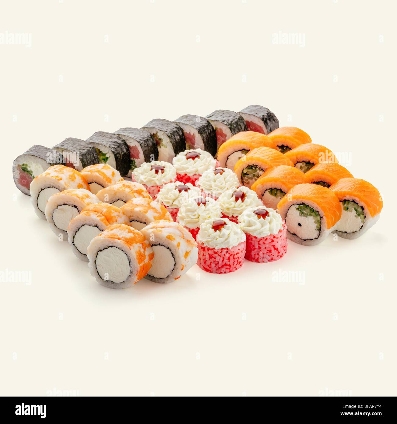 Buntes Sortiment an japanischen Sushi-Rollen Stockfoto