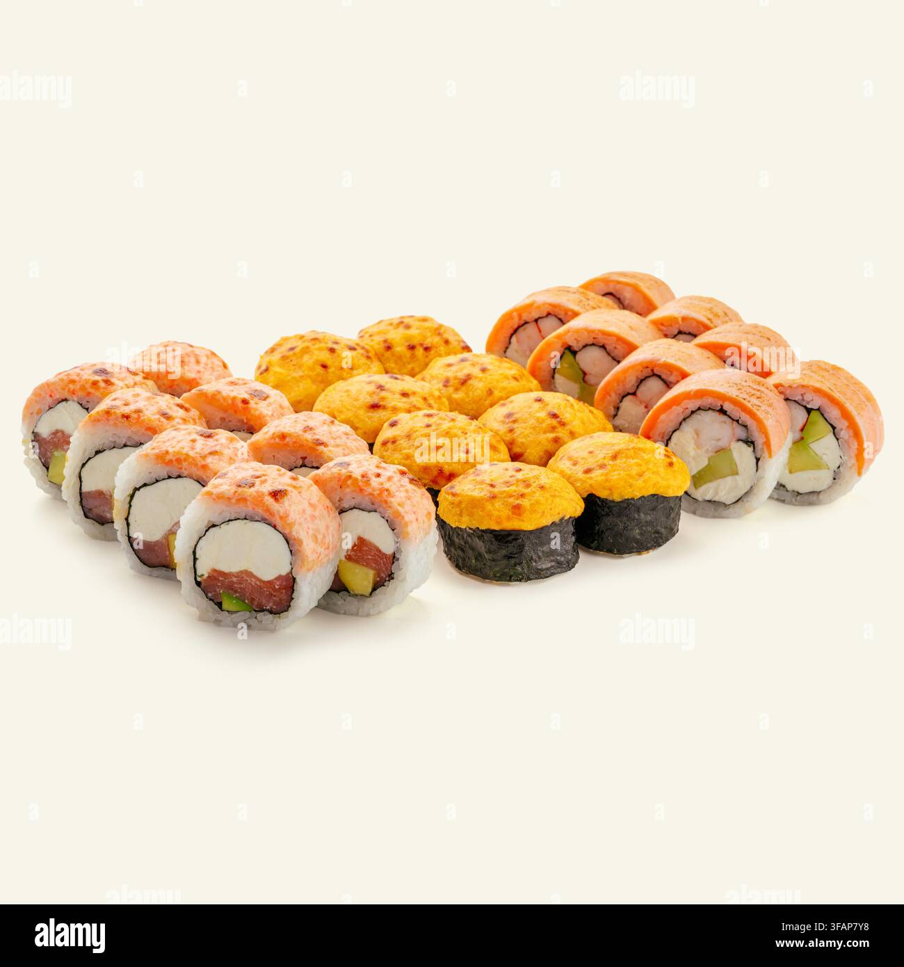 Eine große Auswahl an Sushi-Rollen auf einem schlichten Hintergrund Stockfoto