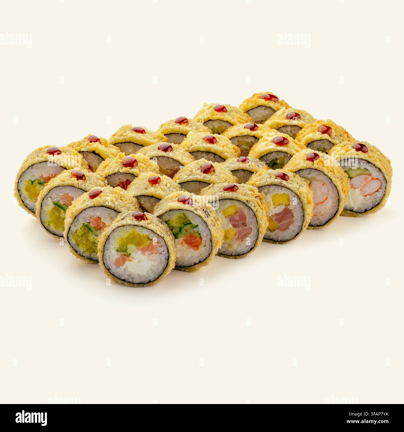 Sortiment von gebratenen Tempura-Sushi-Rollen auf weißem Hintergrund Stockfoto