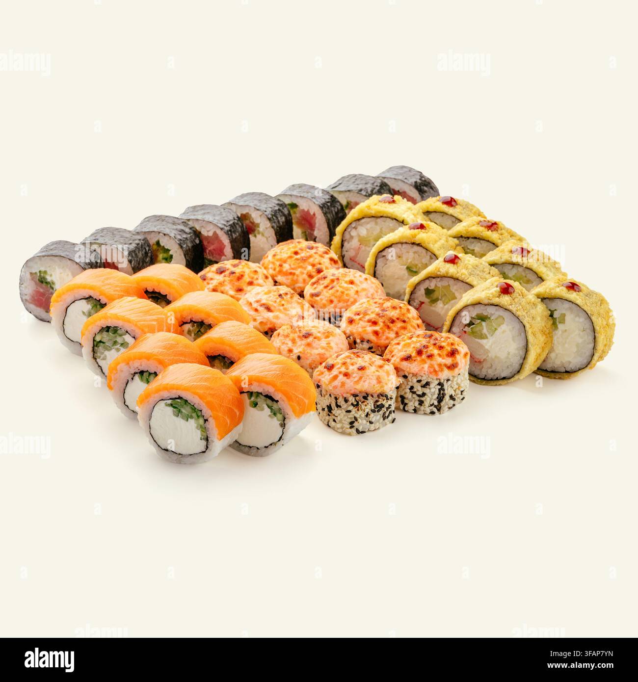 Großes köstliches Sushi-Set mit verschiedenen Rolls Stockfoto