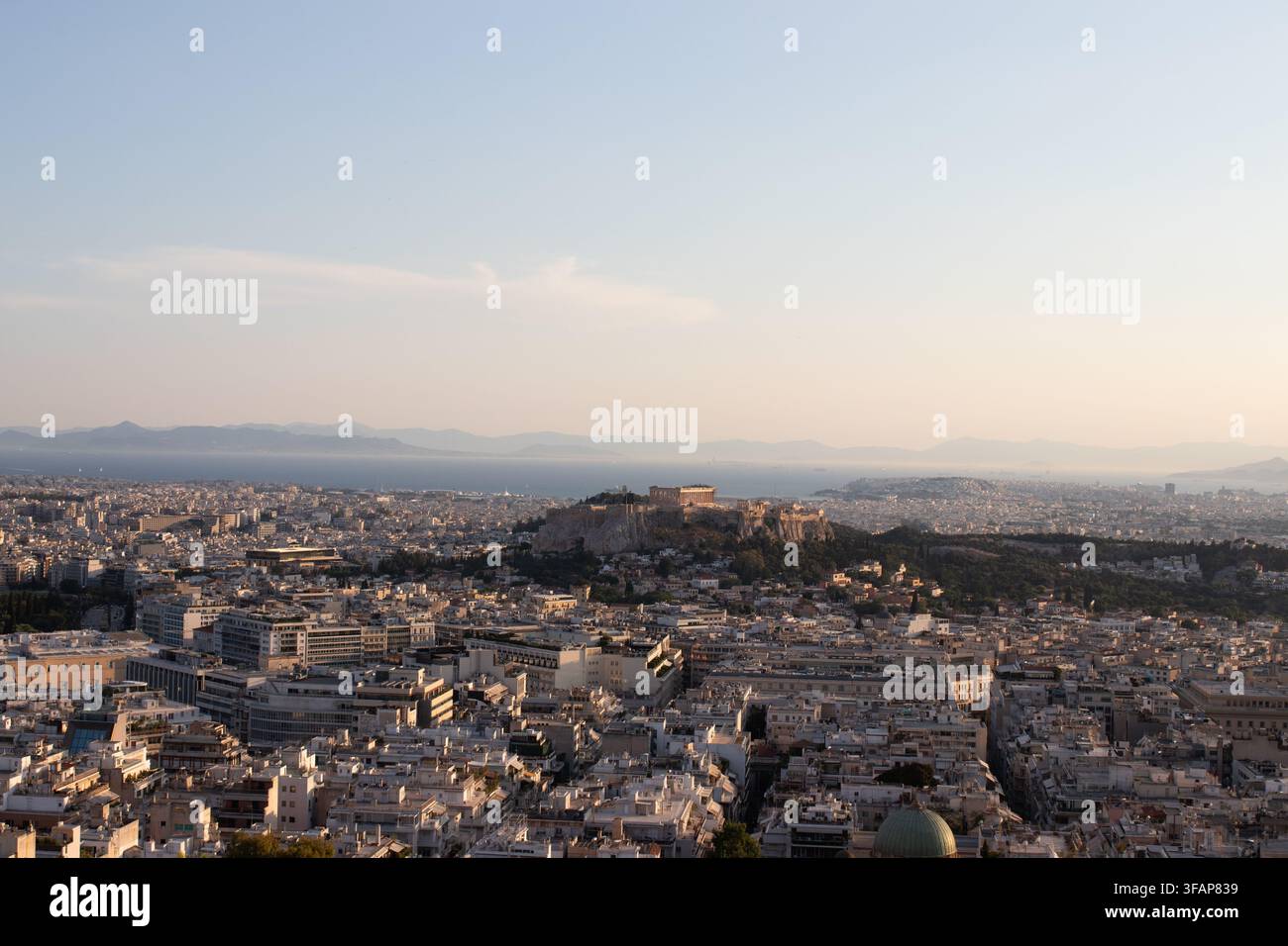 Sonnenuntergangsansicht der Akropolis über Athen, Griechenland Stockfoto