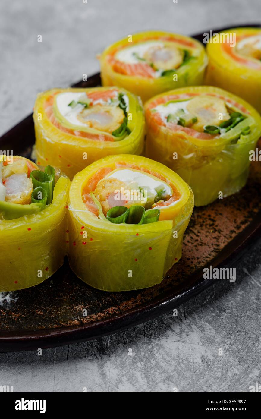 Fusion-Sushi-Rollen mit Lachs und Garnelen-Tempura Stockfoto