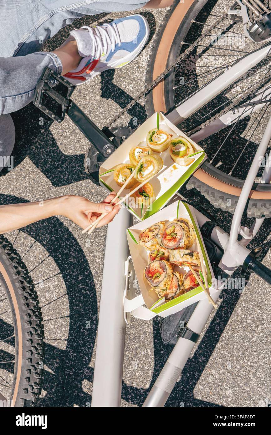 Freunde essen Takeout-Sushi während einer Radtour Stockfoto