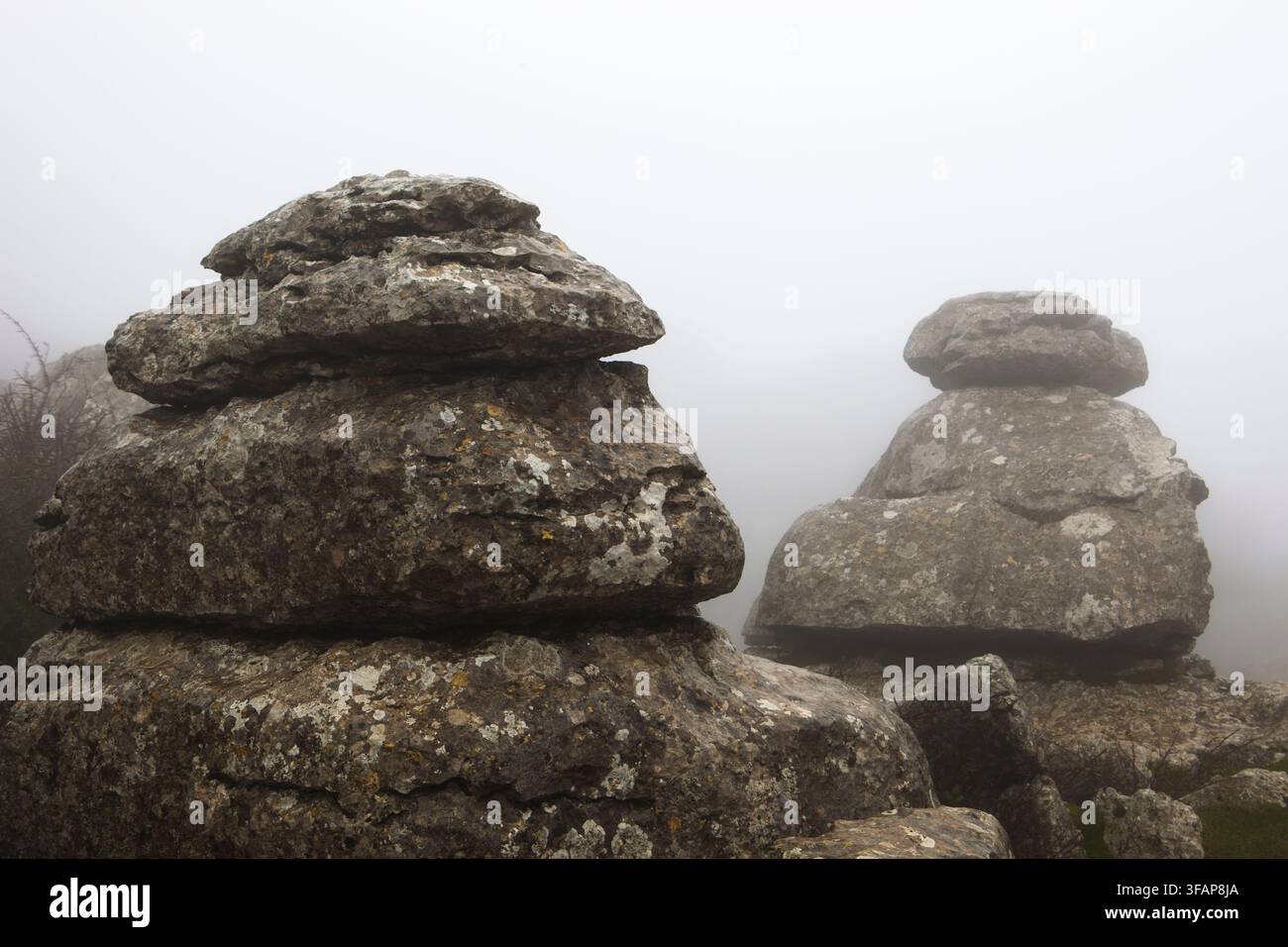El Torcal de Antequera im Nebel, Málaga, Spanien Stockfoto