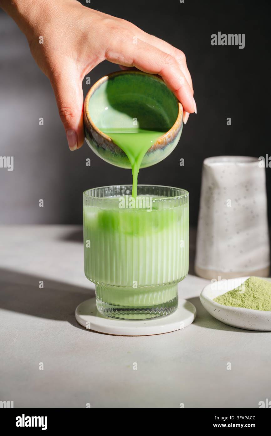 Eis-Matcha-Grüntee-Latte-Zubereitung Stockfoto