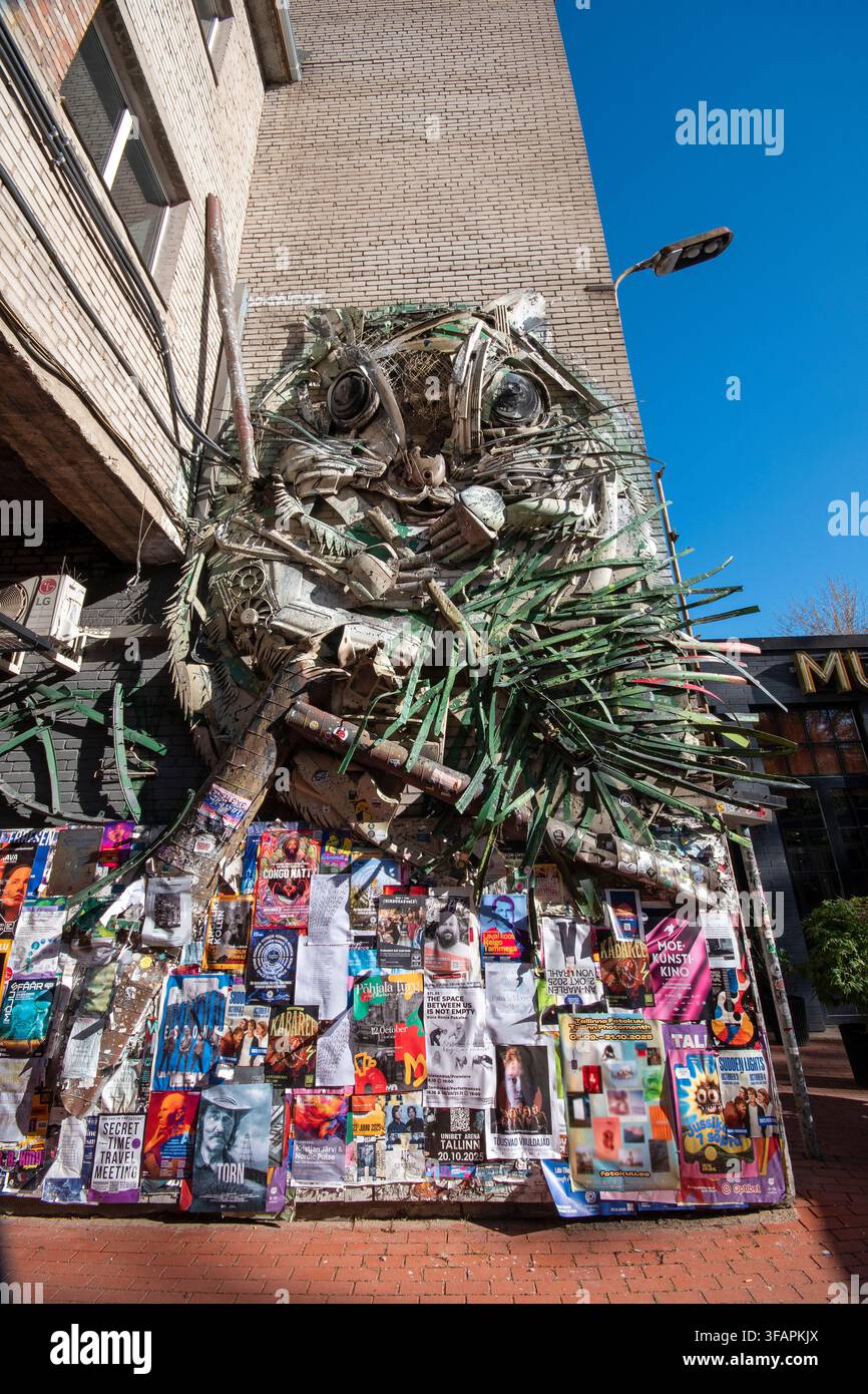 Große Eichhörnchen-Installation (vom portugiesischen Künstler Bordalo II im Jahr 2016) in der Telliskivi Creative City (ehemaliges Industriegebiet), Tallinn, Estland Stockfoto