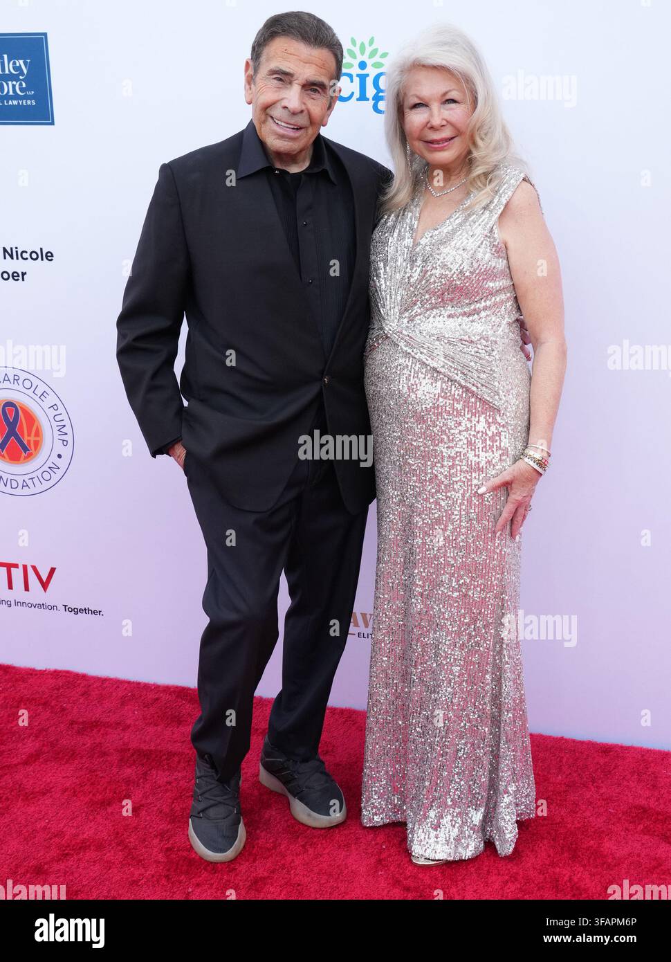 Los Angeles, USA. 20. Aug., 2026. (v.l.n.r.) Dennis Gilbert und Cindi Gilbert beim 26. Jubiläums-Celebrity-Dinner der Harold & Carole Pump Foundation, veranstaltet im Beverly Hilton in Beverly Hills, CA am Donnerstag, dem 20. August 2026. (Foto von Sthanlee B. Mirador/Sipa USA) Credit: Sipa USA/Alamy Live News Stockfoto