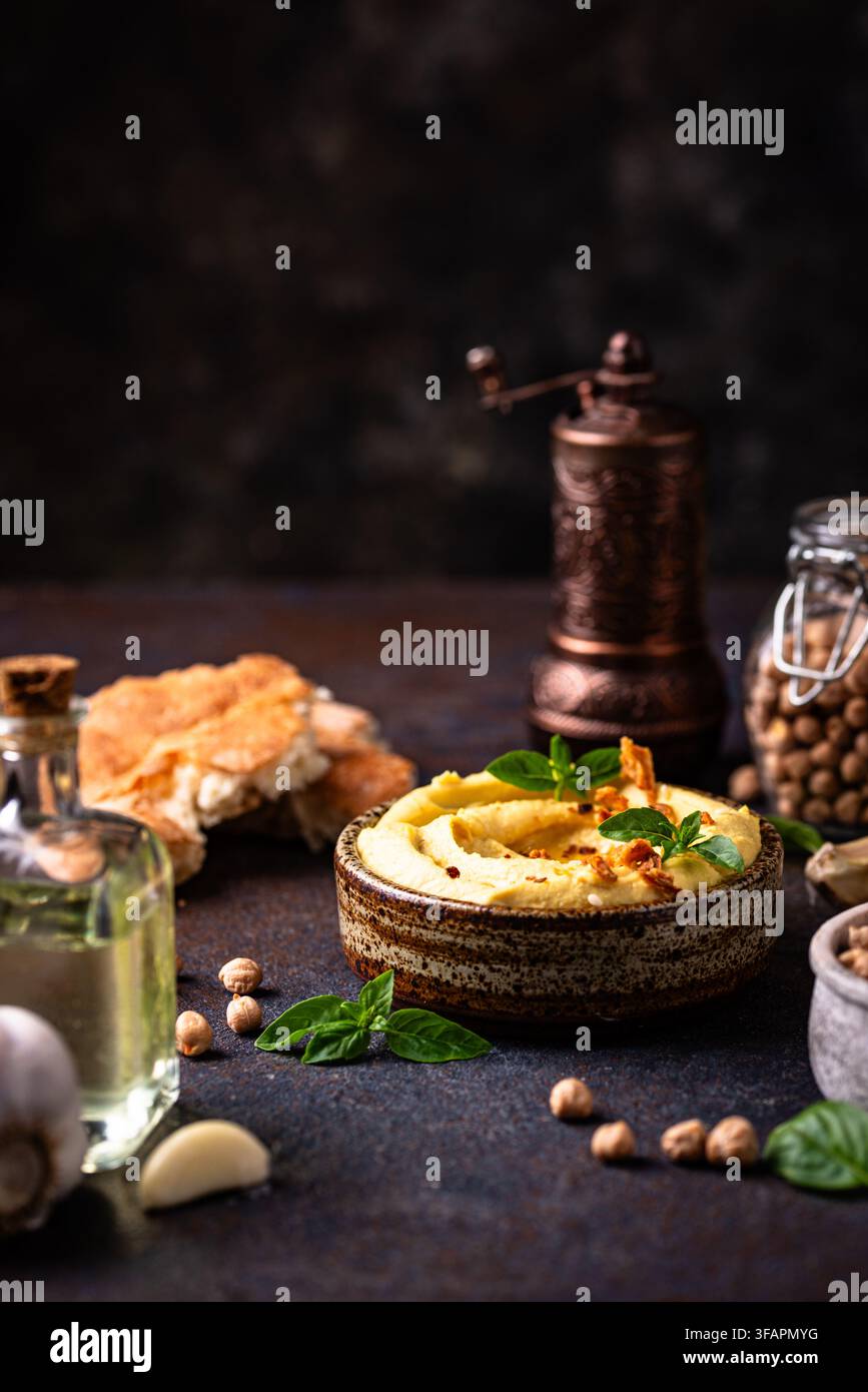 Traditioneller Hummus mit Kichererbsen, Paprika, Olivenöl – Orientalischer oder jüdischer traditioneller Snack Stockfoto