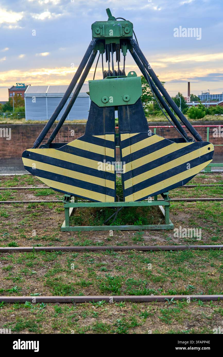Industrieerbe und Denkmal der maritimen Logistik in Magdeburg, Sachsen-Anhalt, ein historischer gelb-schwarz gestreifter mechanischer Kran für Schüttgut Stockfoto