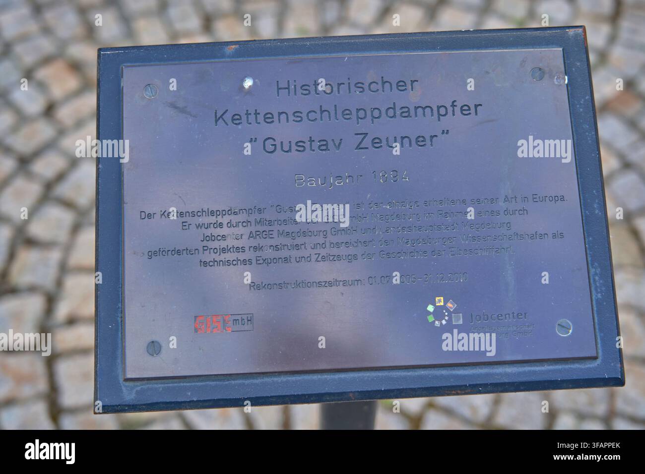 Industrieerbe-Denkmal in Magdeburg, das den historischen Kettenschleppdampfer Gustav Zeuner gedenkt, der 1894 als Symbol der maritimen Geschichte gebaut wurde, dieser Stockfoto
