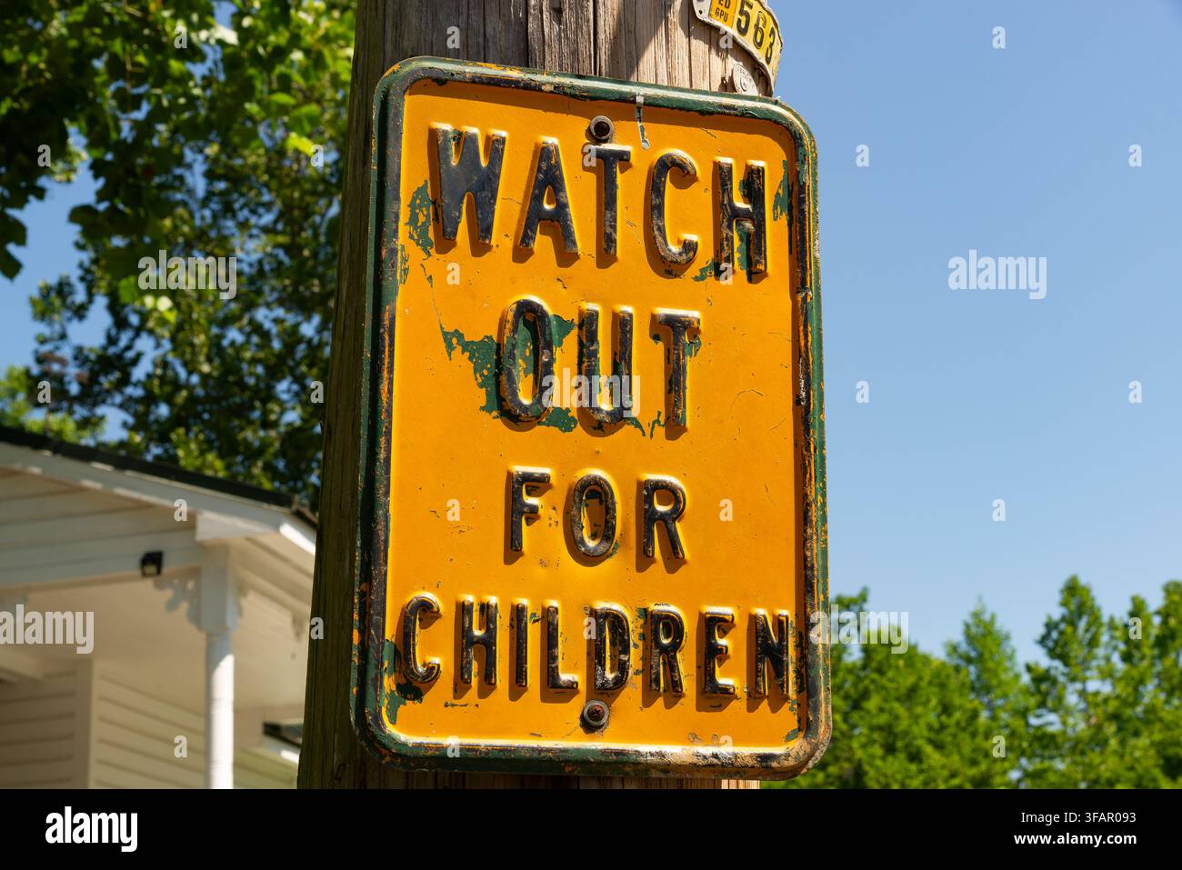 Achtung Kinder Straßenschild auf Telefonmast.. Stockfoto
