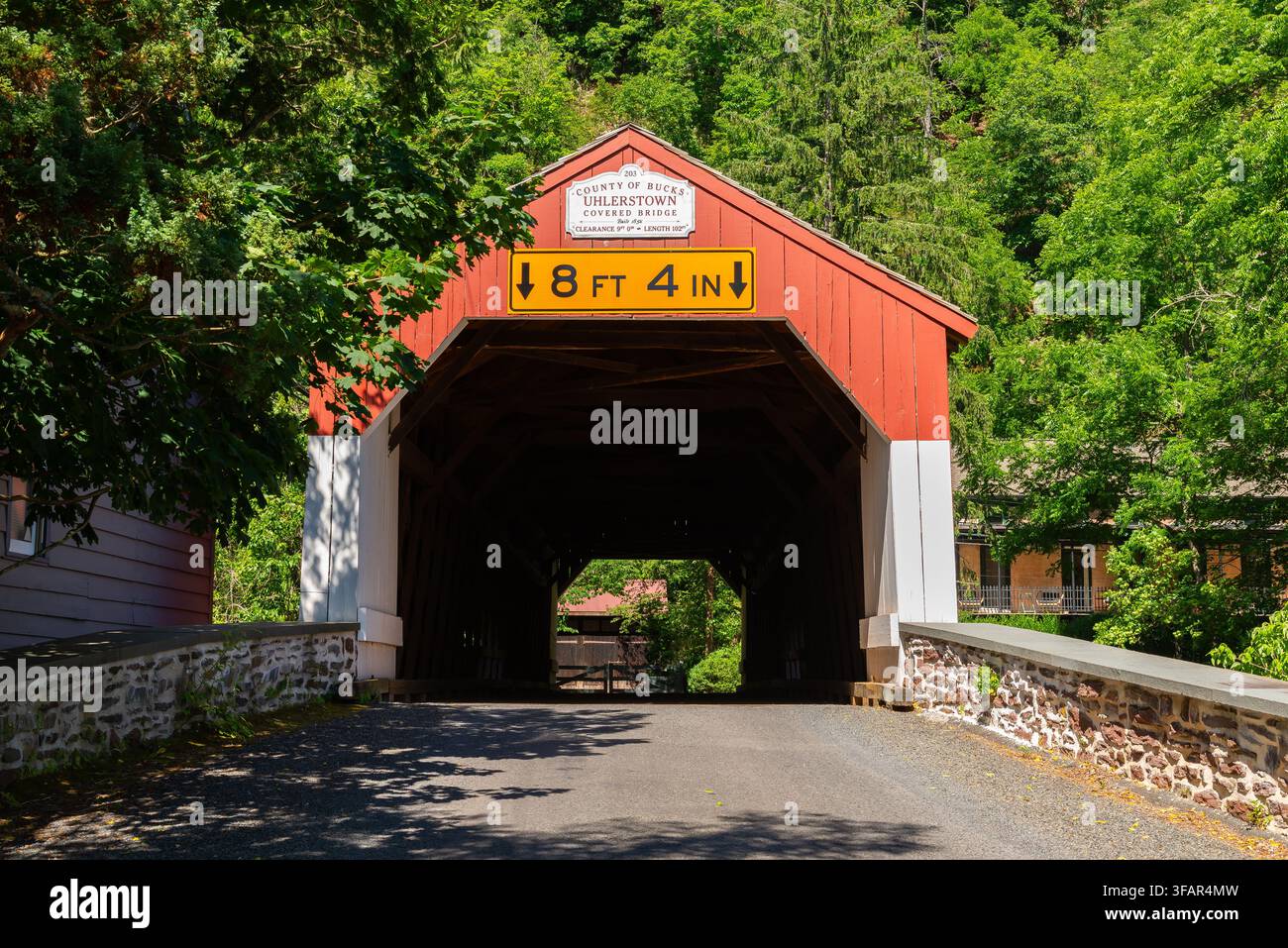 Erwinna, Pennsylvania - Vereinigte Staaten - 20. Juni 2026: Die historische Uhlerstown Covered Bridge, erbaut im Jahr 1856, in Erwinna, Pennsylvania, USA. Stockfoto
