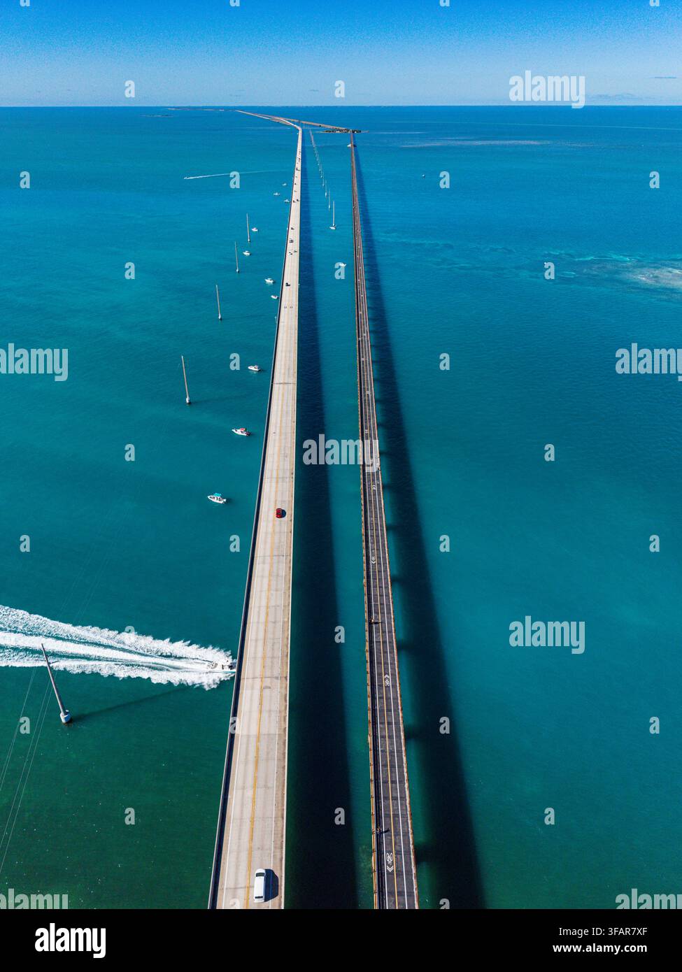 Blick auf die 7-Meilen-Brücke und die umliegenden Gewässer von oben in der Florida Keys-Region der Vereinigten Staaten Stockfoto