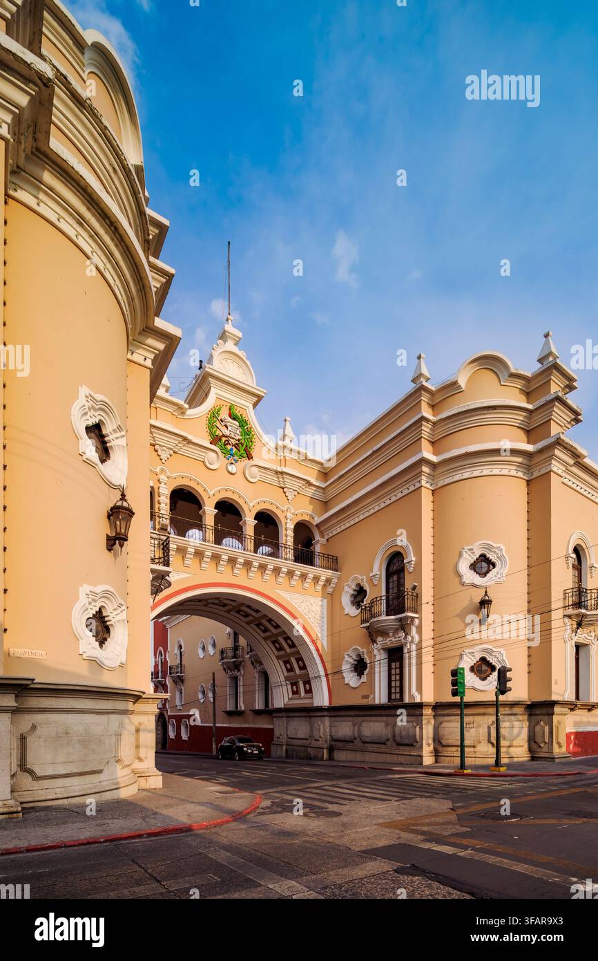 Sonnenuntergangsansicht des Arco de Correos mit detaillierter Architektur in der Stadt Guatemala Stockfoto