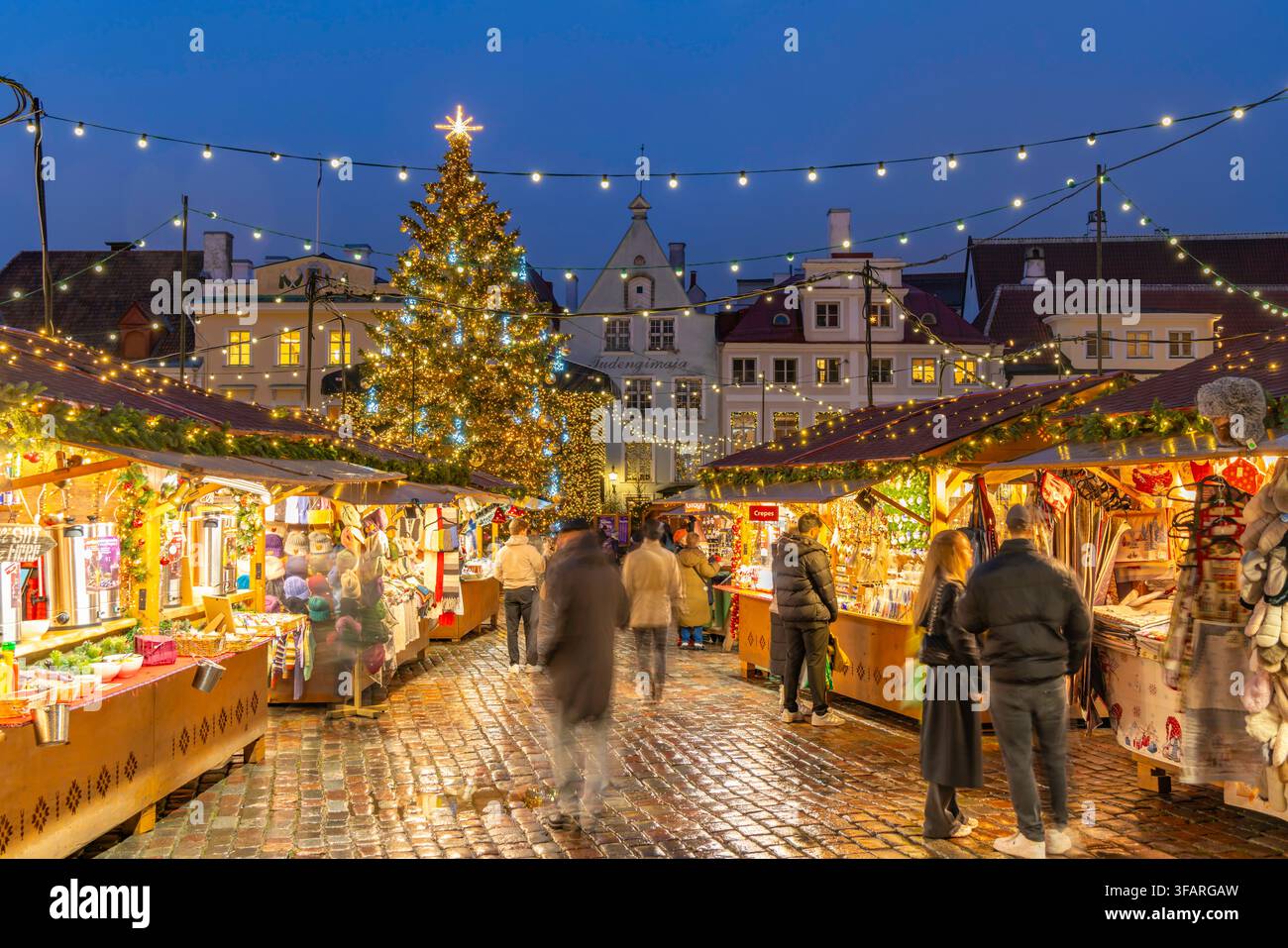 Ansicht des Weihnachtsmarktes am Altstadtsplatz (Raekoja Plats - Julemarked) in der Dämmerung, Tallinn, Estland Stockfoto