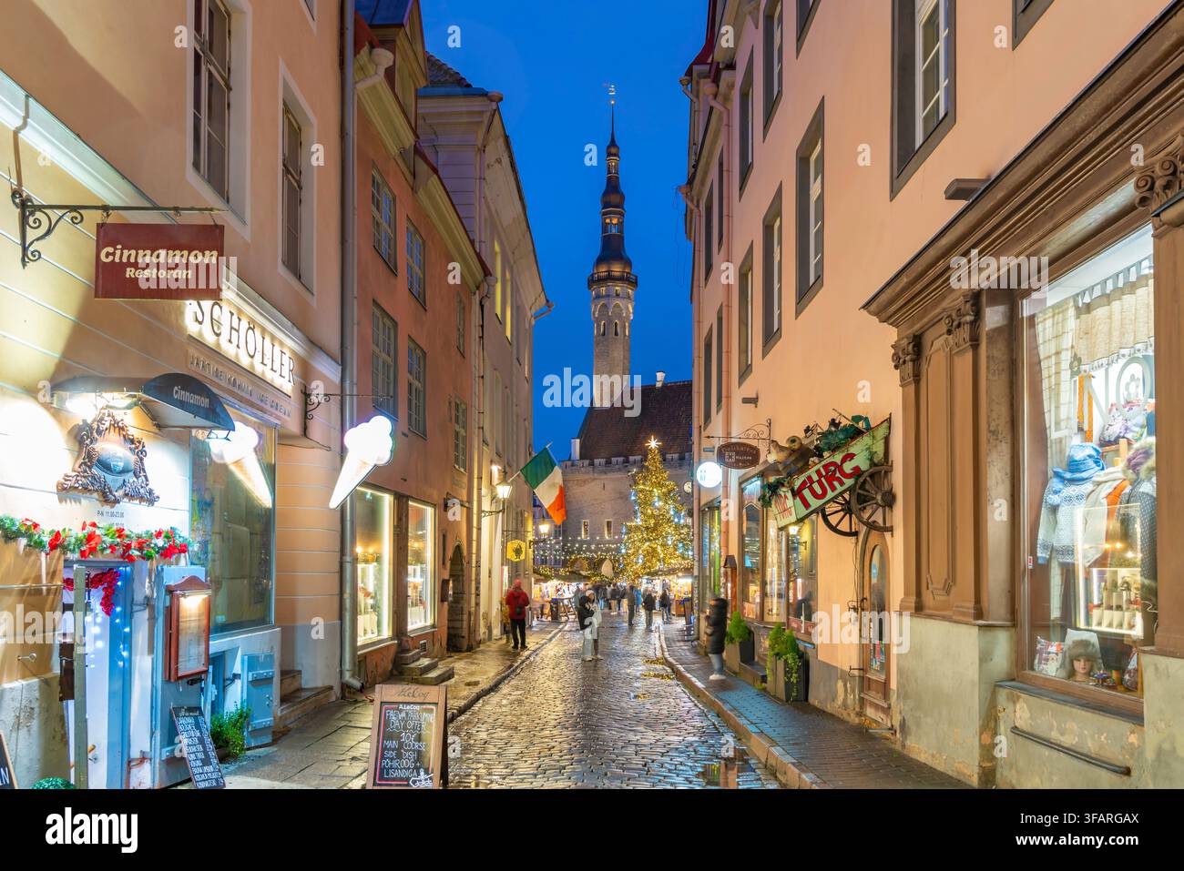 Ansicht des Weihnachtsmarktes am Altstadtsplatz (Raekoja Plats - Julemarked) in der Dämmerung, Tallinn, Estland Stockfoto