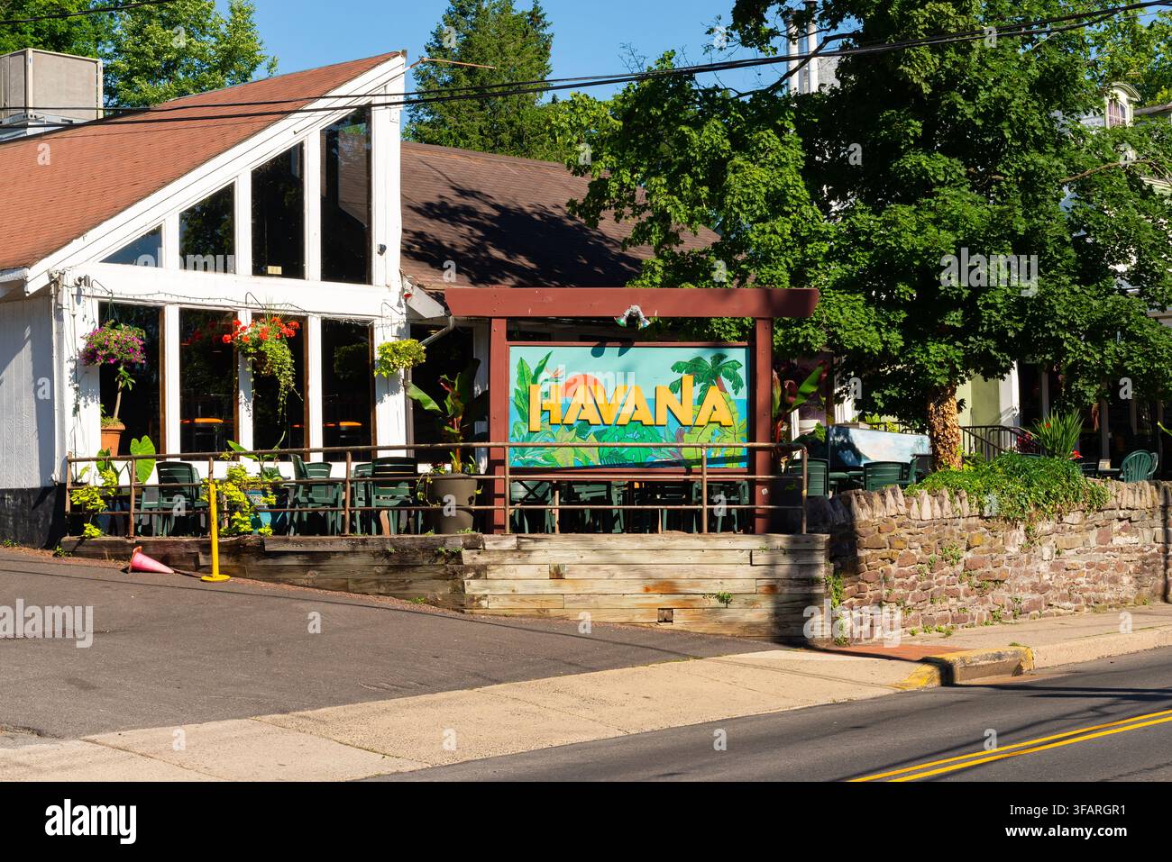 New Hope, Pennsylvania - Vereinigte Staaten - 20. Juni 2026: Geschäfte an der S. Main Street an einem schönen Sommermorgen in New Hope, Pennsylvania, USA. Stockfoto