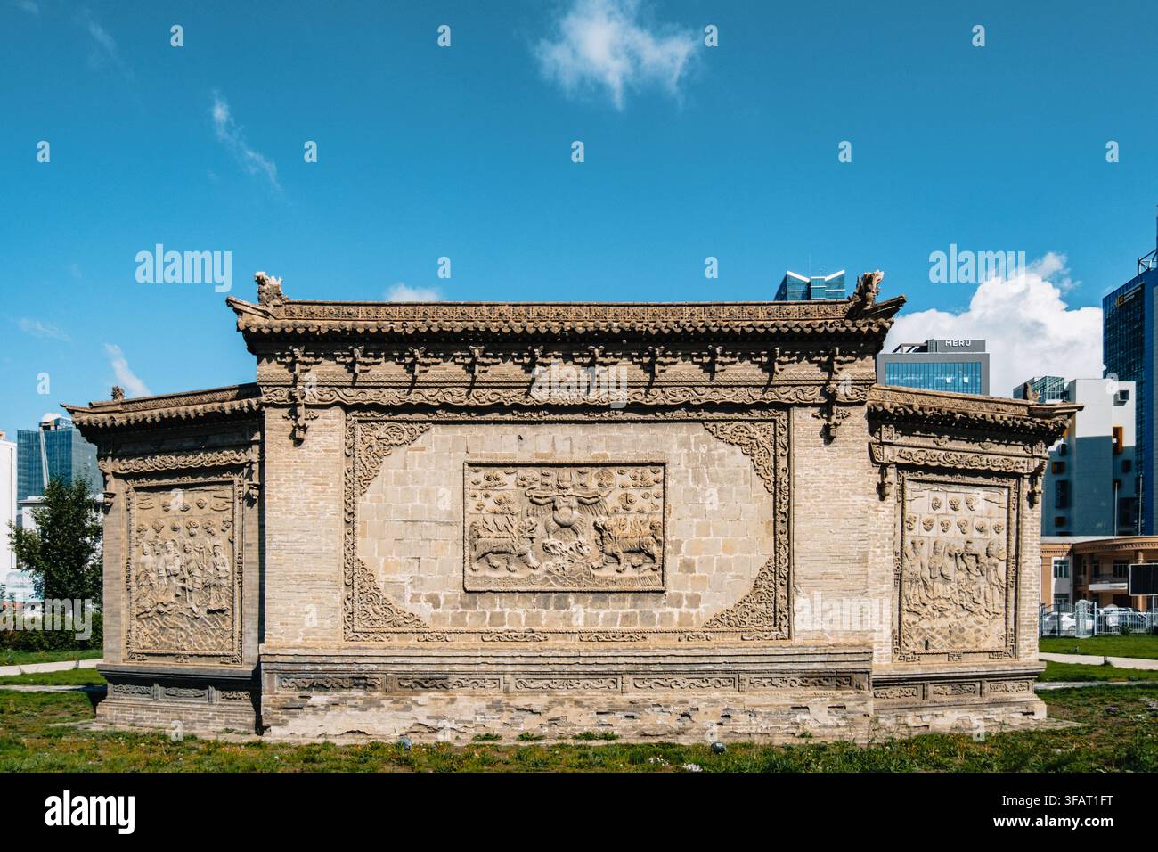 Verzierte geschnitzte Wand mit traditionellen Reliefs im Choijin-Lama-Tempelmuseum in Ulaanbaatar, Mongolei Stockfoto