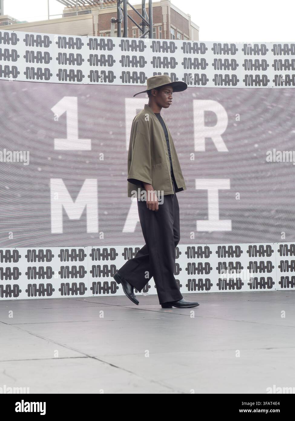 Ein männliches Model läuft bei der 1er Mai-Modenschau, die während des M.A.D.-Festivals in Montreal, Quebec, Kanada, stattfindet, über den Laufsteg Stockfoto