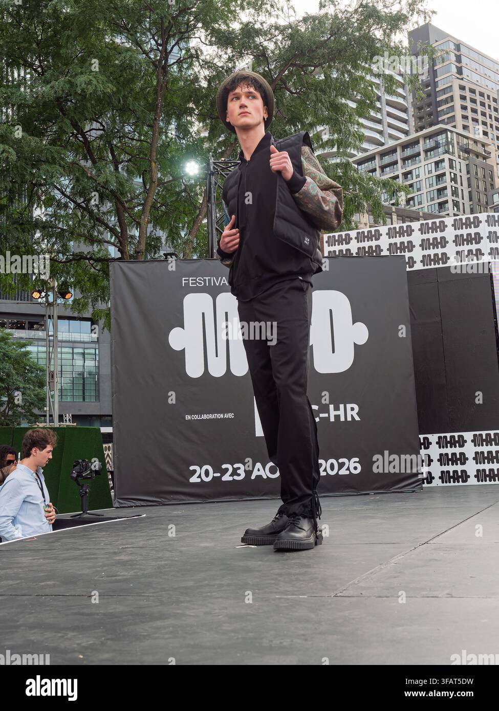 Ein männliches Model posiert auf dem Laufsteg bei der 1er-Mai-Modenschau, die während des M.A.D.-Festivals in Montreal, Quebec, Kanada stattfindet Stockfoto