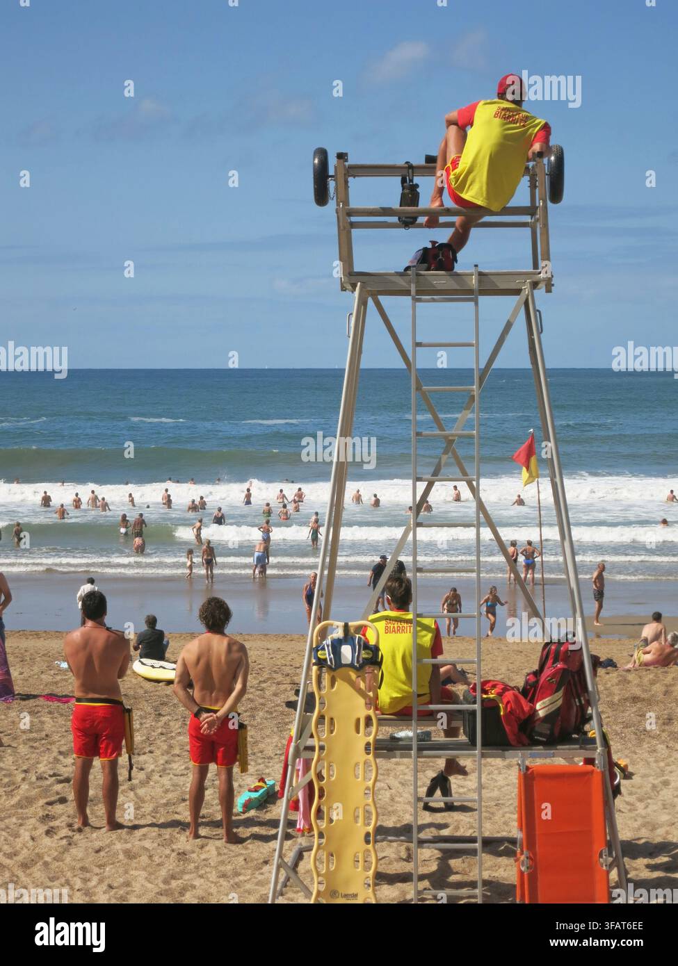 Lebensretter im Dienst am Strand von Biarritz beobachten Schwimmer an einem geschäftigen Sommertag. Südwestfrankreich. Stockfoto