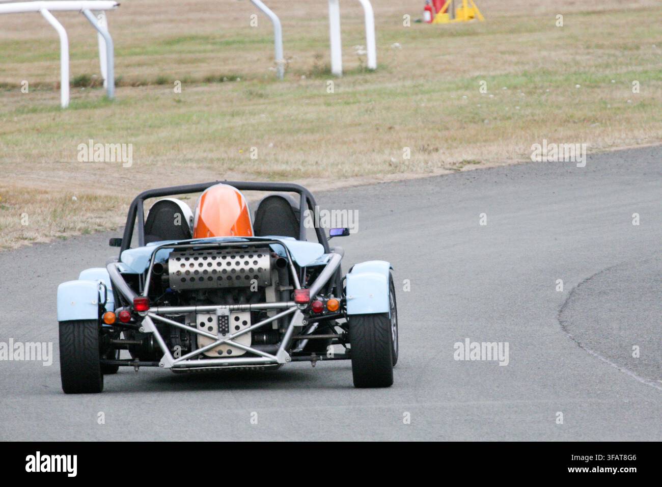 Ariel Atom Auto mit Beifahrer. Renntag auf der Aintree-Rennstrecke in Liverpool. Stockfoto
