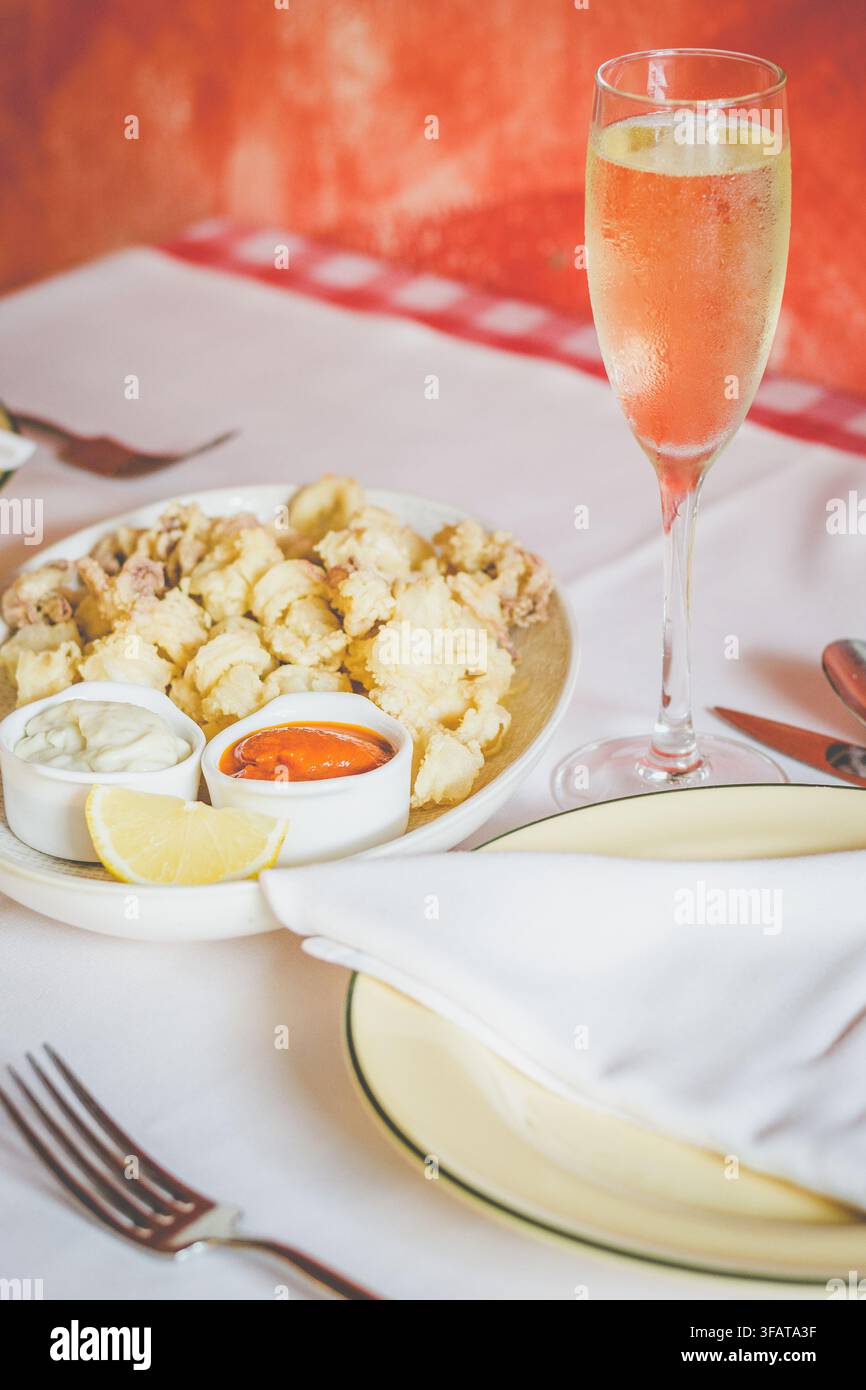 Knusprig gebratene Calamares serviert mit Tartar- und Marinara-Sauce Stockfoto