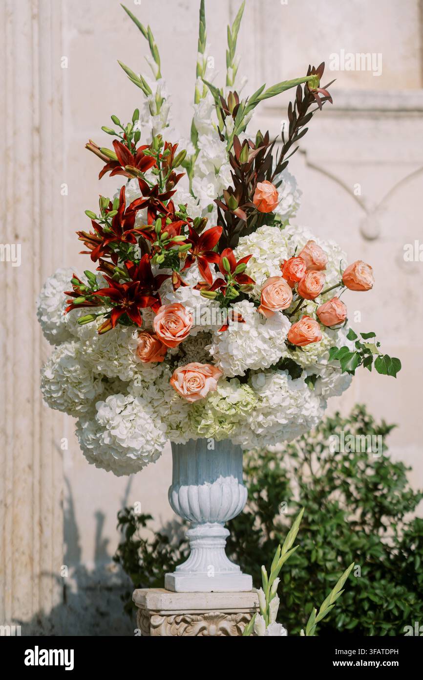Elegantes Hochzeitsblumenarrangement mit Hortensien, Lilien und Rosen Stockfoto