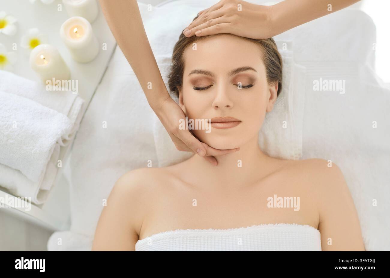 Gesichtsmassage, Luxusverfahren für die Hautpflege und Aromatherapie für Frauen im Schönheitssalon, Ansicht von oben Stockfoto