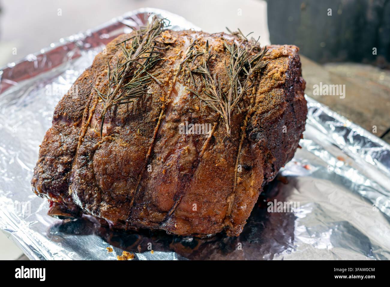 Gebackenes, gewürztes Rinderfilet am Knochen, bereit zum Tranchieren für Steaks als großartiger Feiertags-Hauptgang Stockfoto
