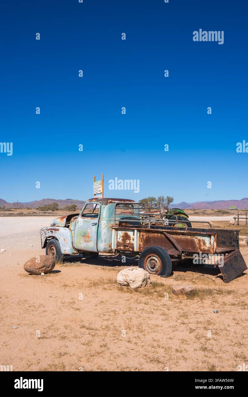 Vintage rostiger Pick-up-Pickup, der in Solitaire, Namibia, geparkt ist Stockfoto