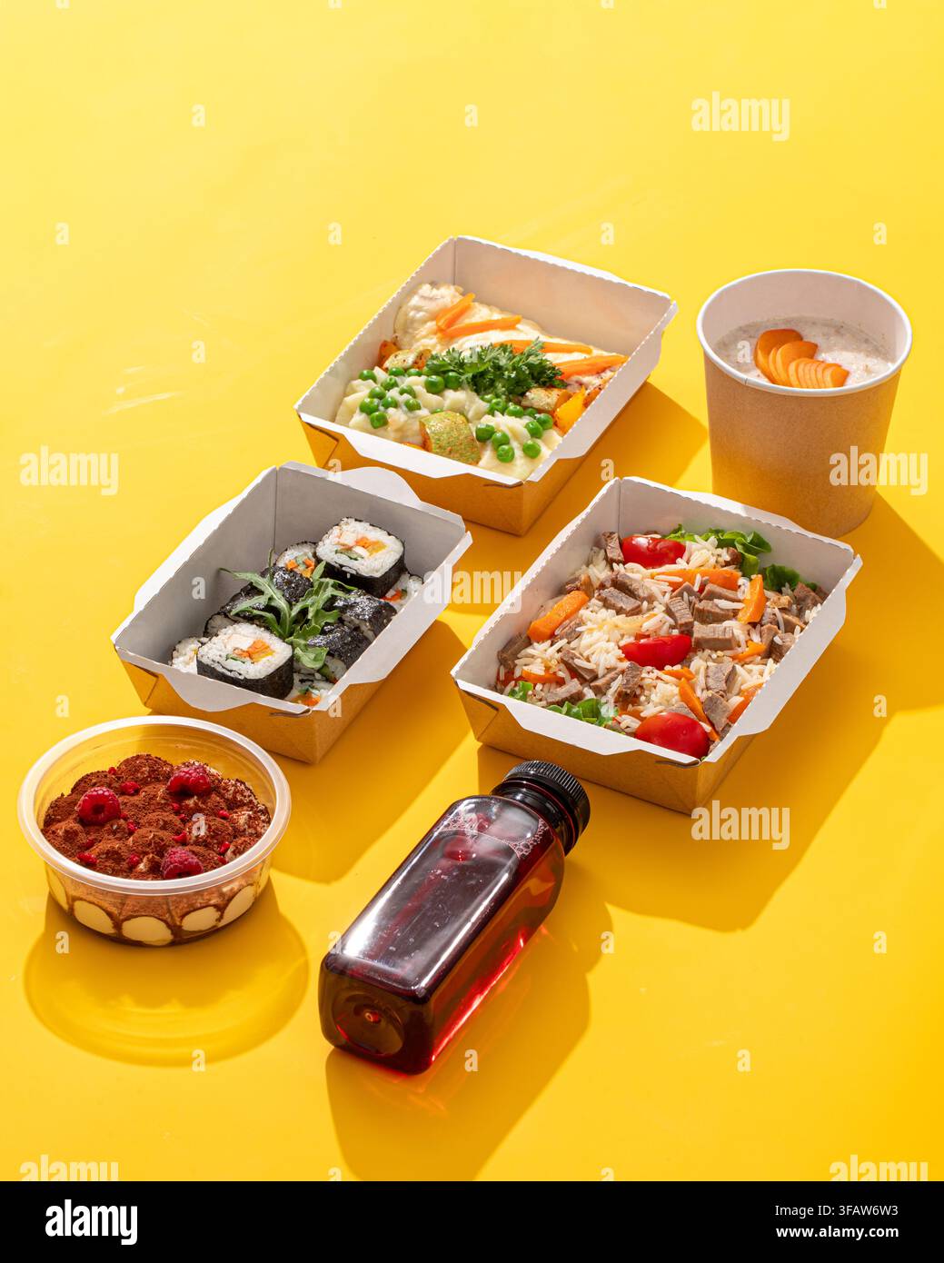 Gesunde Diät-Lieferboxen auf Gelb Stockfoto