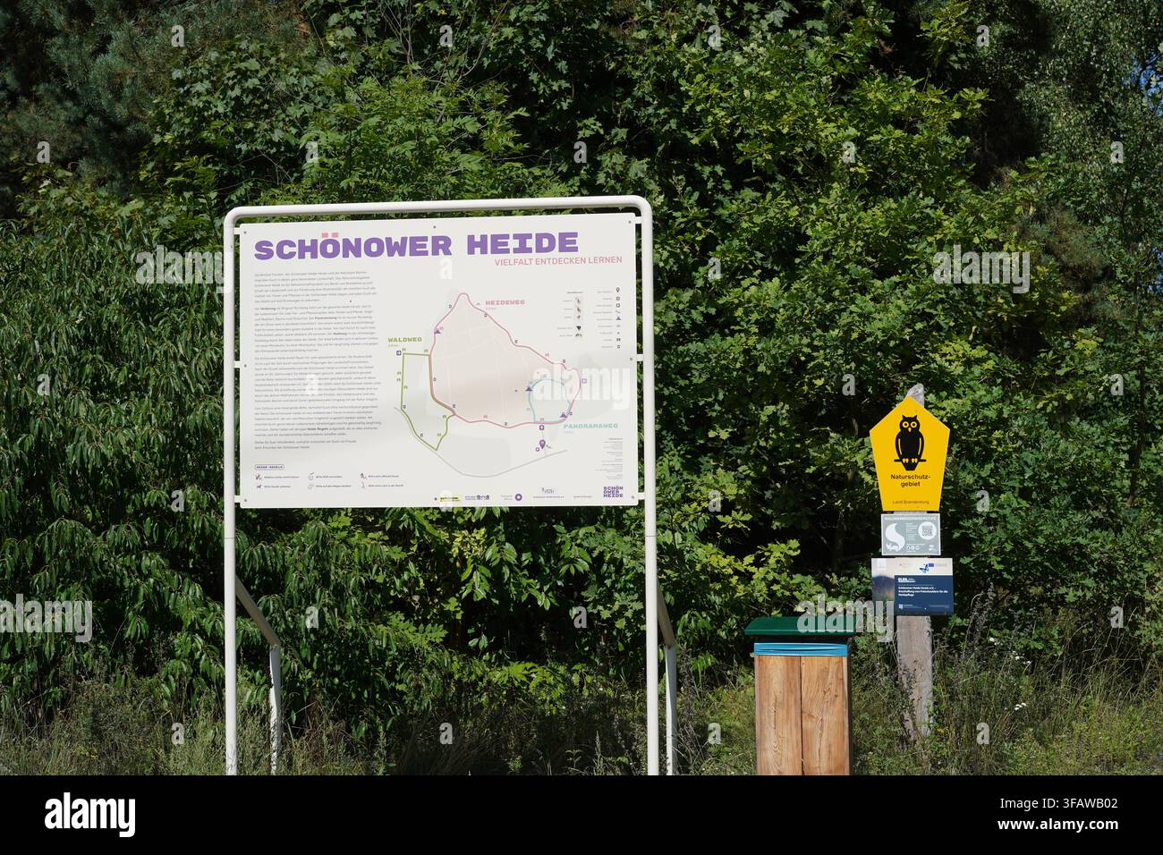 Schönow, Deutschland - 21. August 2026: Informationsbrett und Wegenkarte am Eingang des Naturschutzgebiets Schönower Heide. Stockfoto
