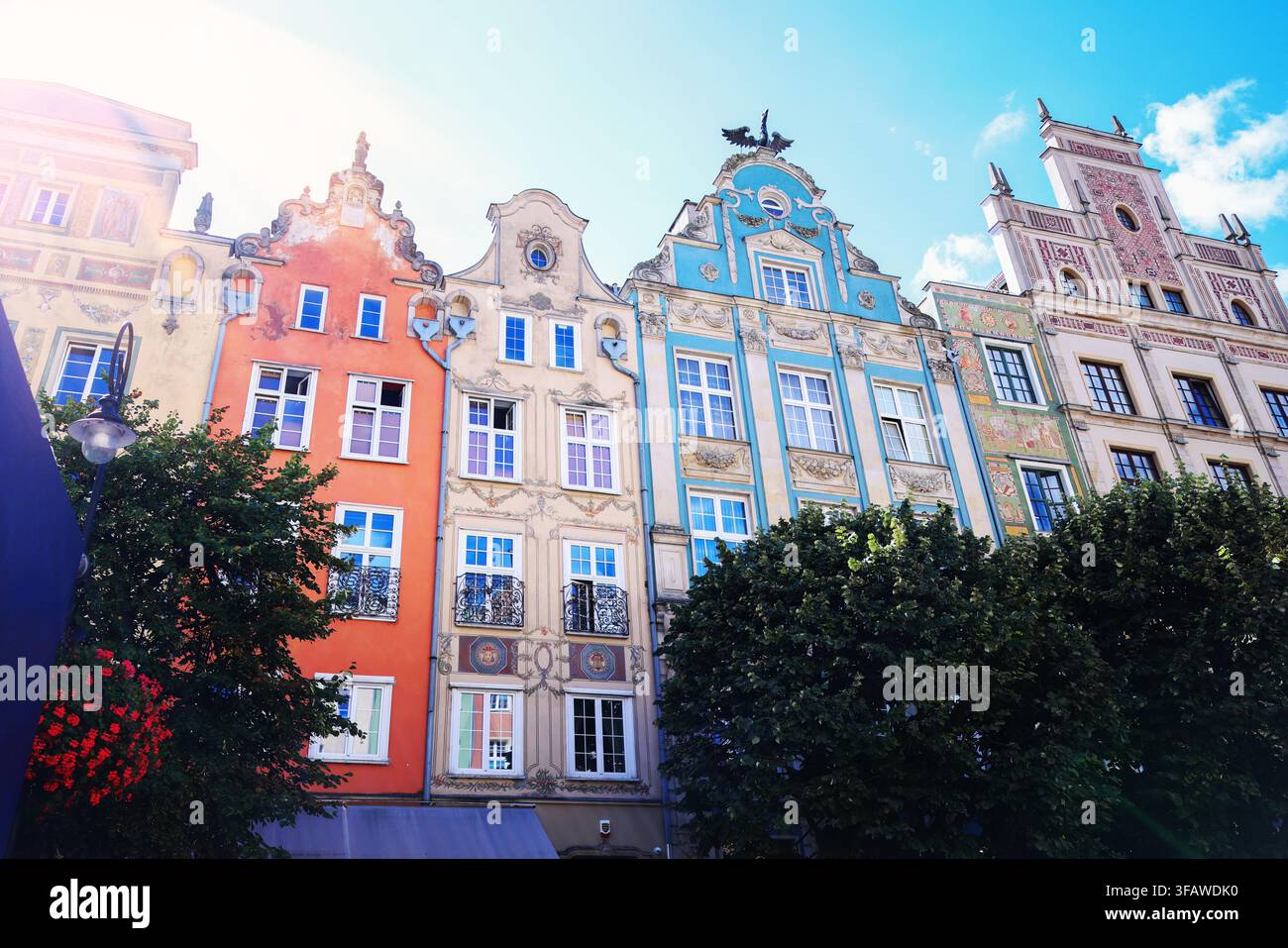 Farbenfrohe historische Fassaden mit kunstvoller Architektur und dekorativen Details an einem sonnigen Tag in einer Danzig Stockfoto