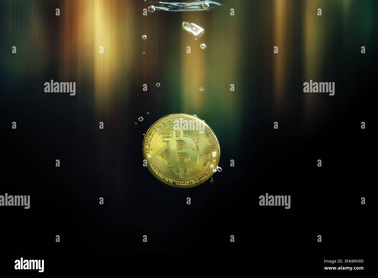 Bitcoin-Kryptowährungsmünze, die in Wasser getaucht ist, mit leuchtenden Blasen und dramatischen Lichtstrahlen auf einem dunklen Hintergrund, digitale Währung. Stockfoto
