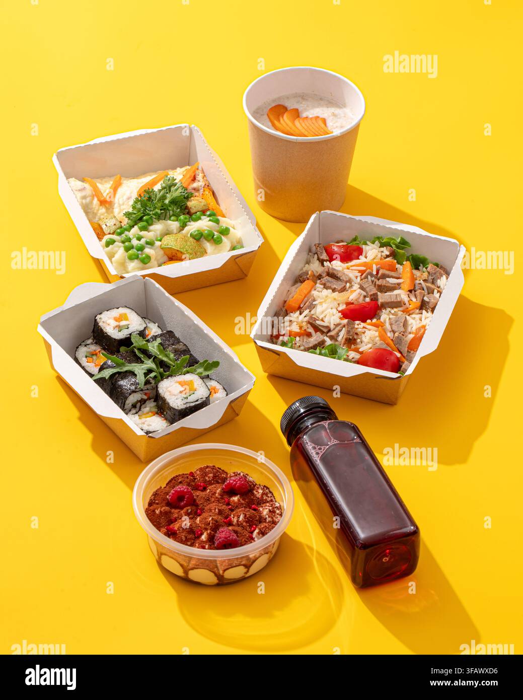 Gesunde Diät-Lieferboxen auf Gelb Stockfoto