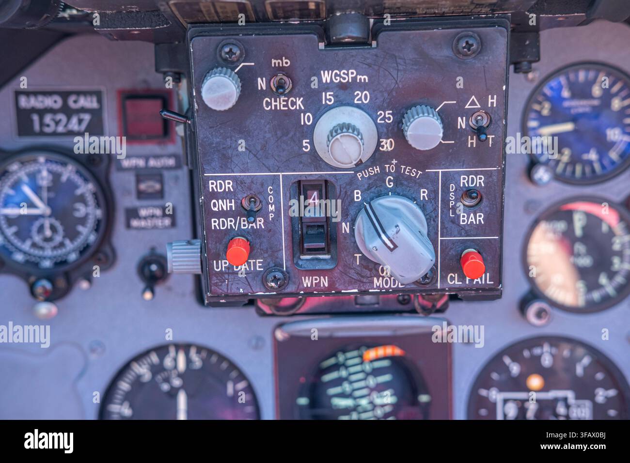 technische Anzeige von Pilotensteuerungen mit mechanischen Wählscheiben, Schaltern und numerischen Anzeigen Stockfoto