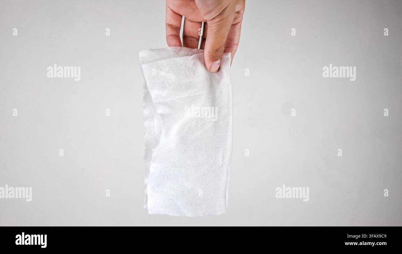 Mann, der ein benutztes Taschentuch aufhebt Stockfoto