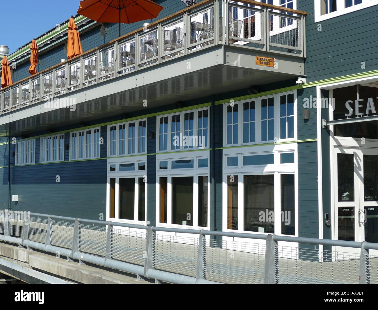 SEATTLE -18. SEP 2025 - Wasserrestaurant mit einem sonnigen Außenbereich zum Essen auf der Terrasse. , Washington Stockfoto