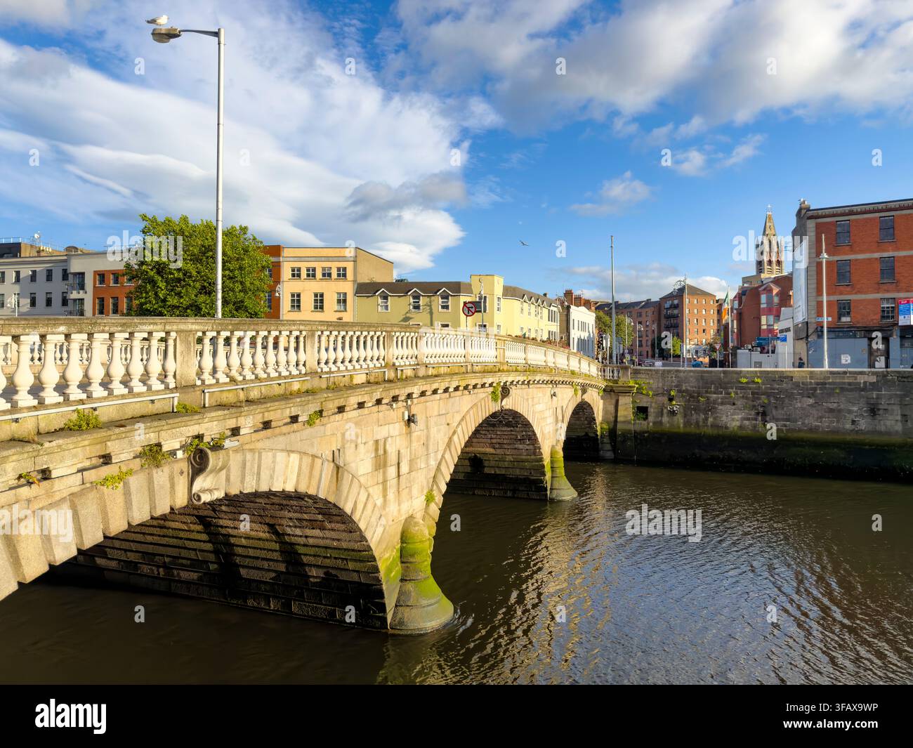 Vater Mathew Brücke über den Fluss Liffey, die Merchants Quay mit Church Street in Dublin, Irland, verbindet - Smartphone-aufgenommenes Stockfoto