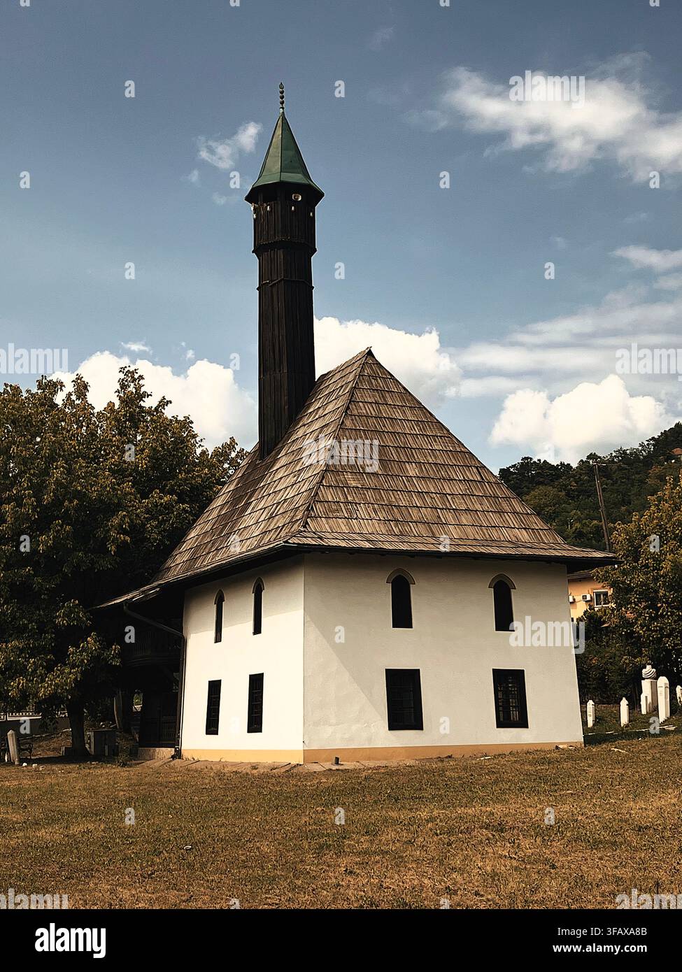 Džindijska/Dzindijska Mosque, auch bekannt als Džindijska Džamija, eine historische Moschee aus der Osmanischen Ära in Tuzla, Bosnien und Herzegowina. - Smartphone-aufgenommenes Stockfoto