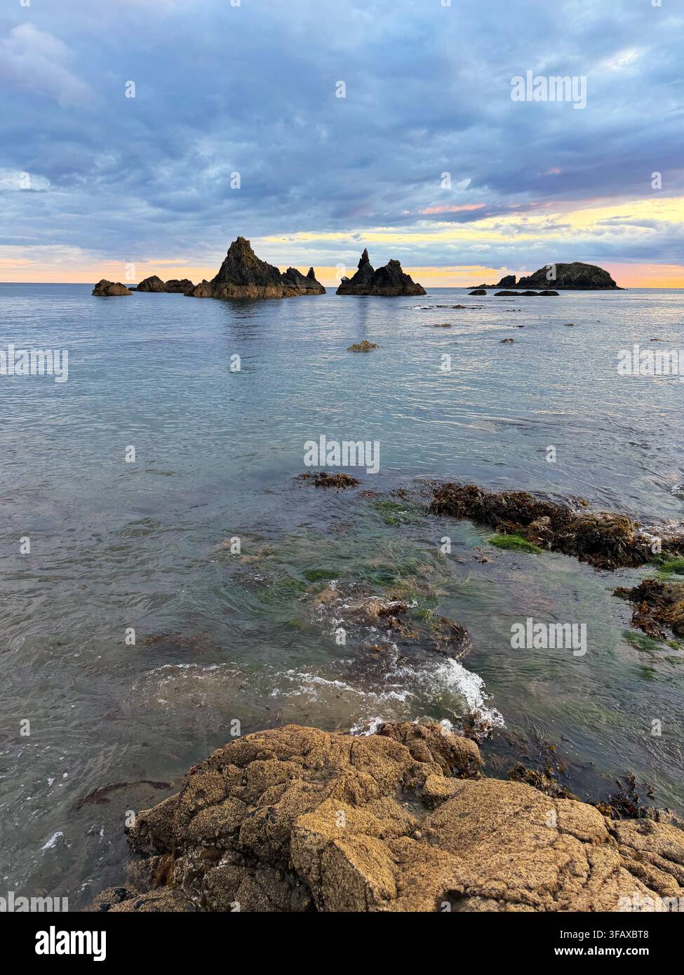 Felsen auf der linken Seite des Kilfarassay-Strandes, Grafschaft Waterford, Irland Stockfoto