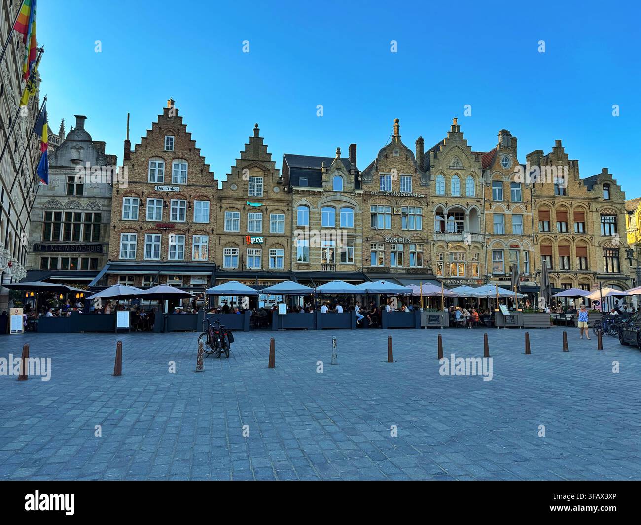 Gebäude und Restaurants entlang des Hauptplatzes (Grote Markt) in Ypern (Leper) Belgien. - Smartphone-aufgenommenes Stockfoto