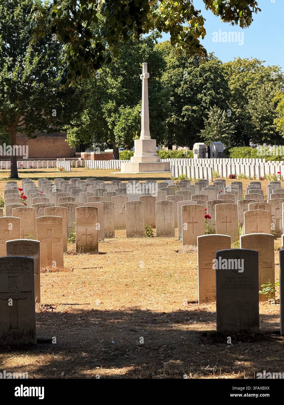 Kriegsgräber auf dem Ypres Reservoir Cemetery mit Gedenkkreuz. - Smartphone-aufgenommenes Stockfoto