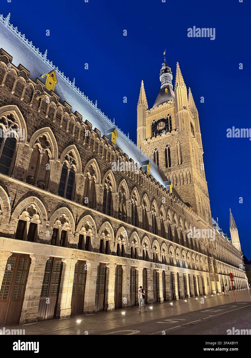 Der Tuchhalle, Ypres Marktplatz, bei Nacht beleuchtet. - Smartphone-aufgenommenes Stockfoto