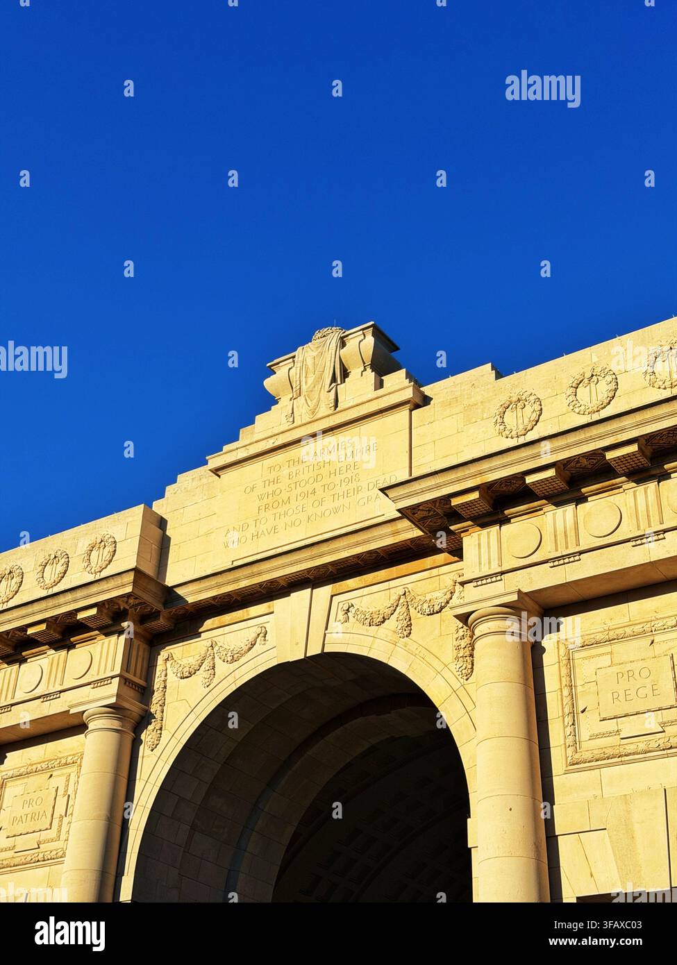 Das Menin Gate-Denkmal für die Vermissten in Ypern, Belgien. - Smartphone-aufgenommenes Stockfoto
