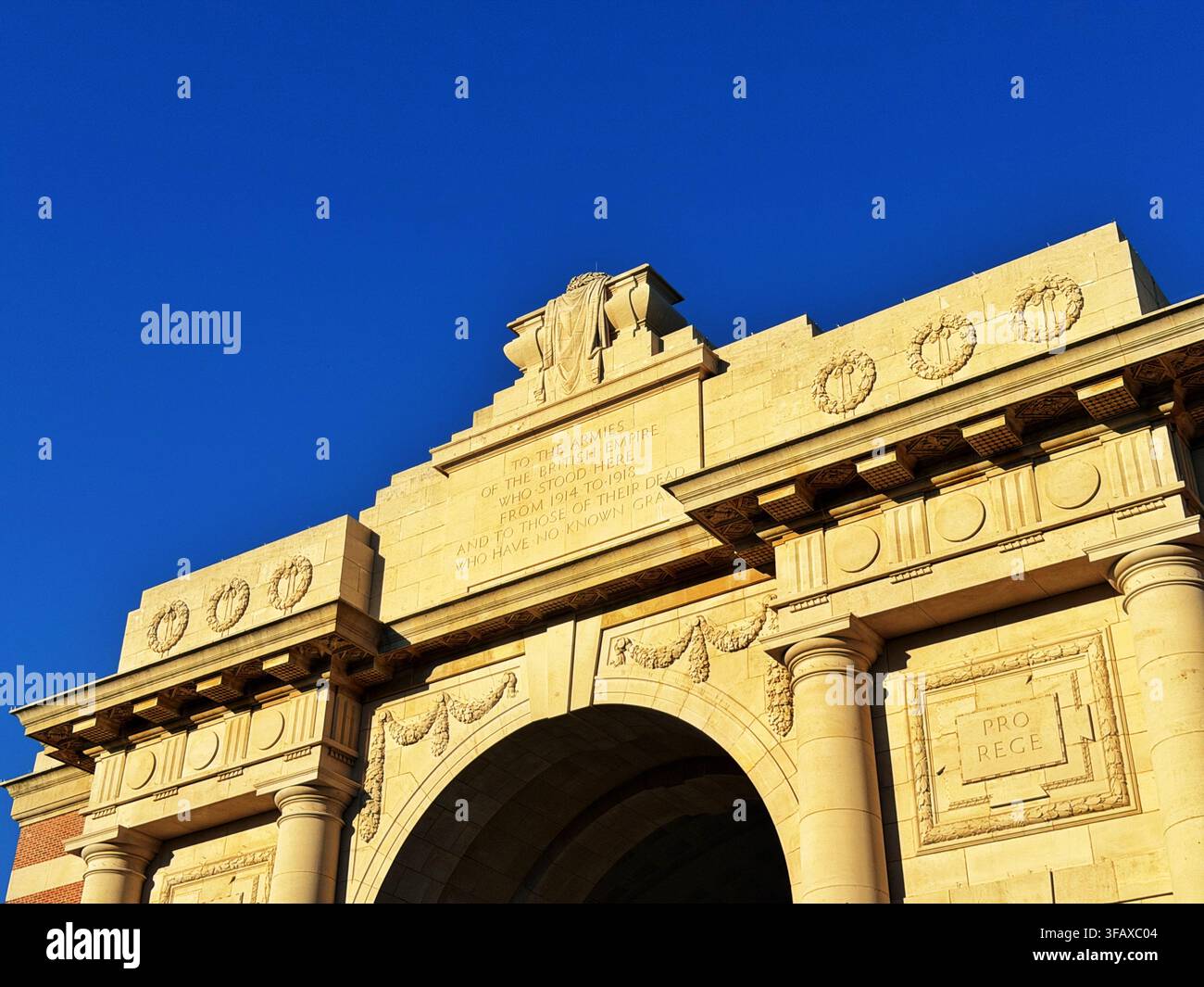 Das Menin Gate-Denkmal für die Vermissten in Ypern, Belgien. - Smartphone-aufgenommenes Stockfoto