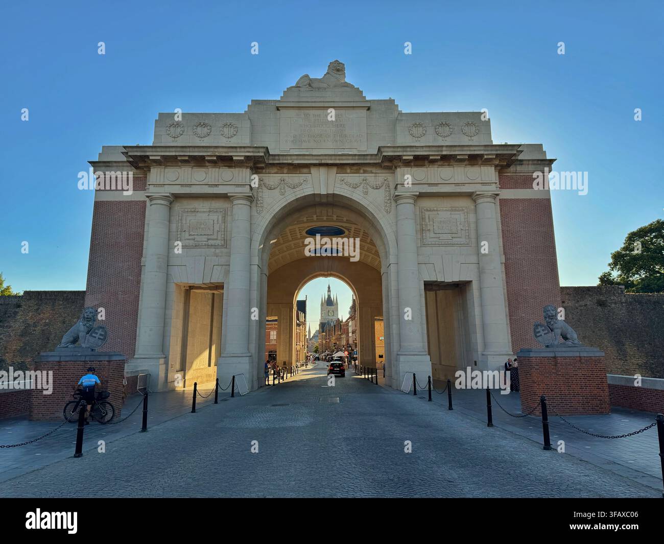 Die Menin Gate Memorial auf die Fehlenden, Ypern, Belgien - Smartphone-aufgenommenes Stockfoto